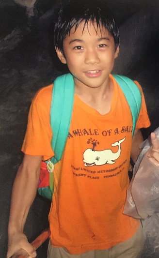 オレンジのTシャツを着た幼少時のえぬわたさん