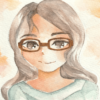 眼鏡をかけた髪の長い女性が優しく微笑んでいるアイコン