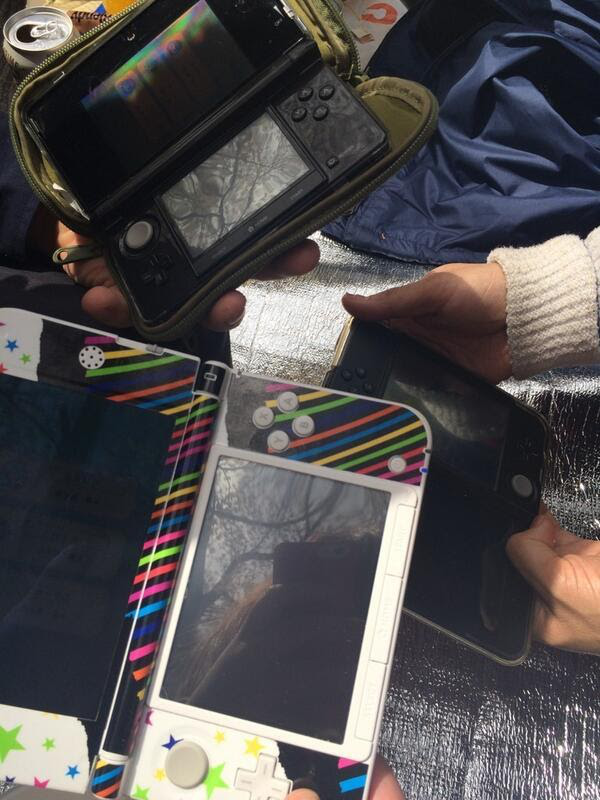 2014年上野公園でのオフ会で、各自が持ち寄ったニンテンドーDSの写真。みんな縦持ちしている様子。