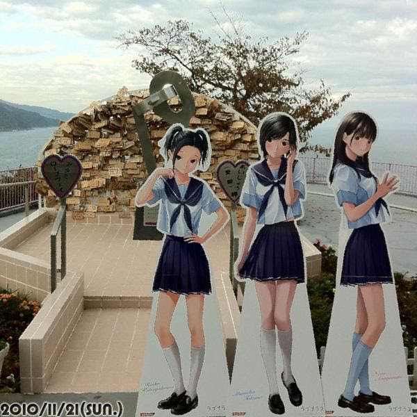 熱海の「あいじょう岬」に制服姿の彼女3人の等身大プラカードが置かれている写真。
