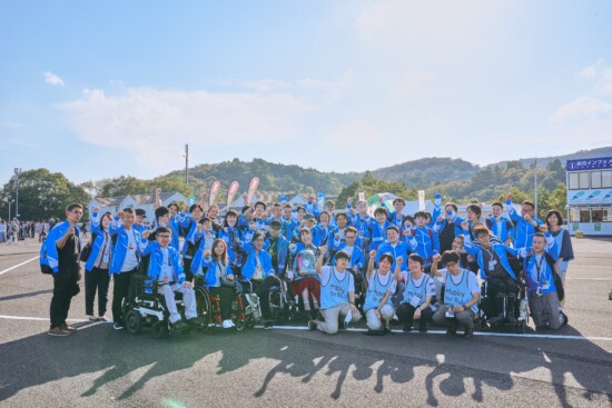 岡山国際サーキットにて現地参加メンバーの集合写真