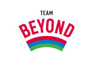 Team Beyondのロゴ。プロジェクト名称をアルファベットで書いたロゴタイプと、スタートのゲートを表現した赤・青・緑の3色による「アーチのシンボル」が組み合わされている。