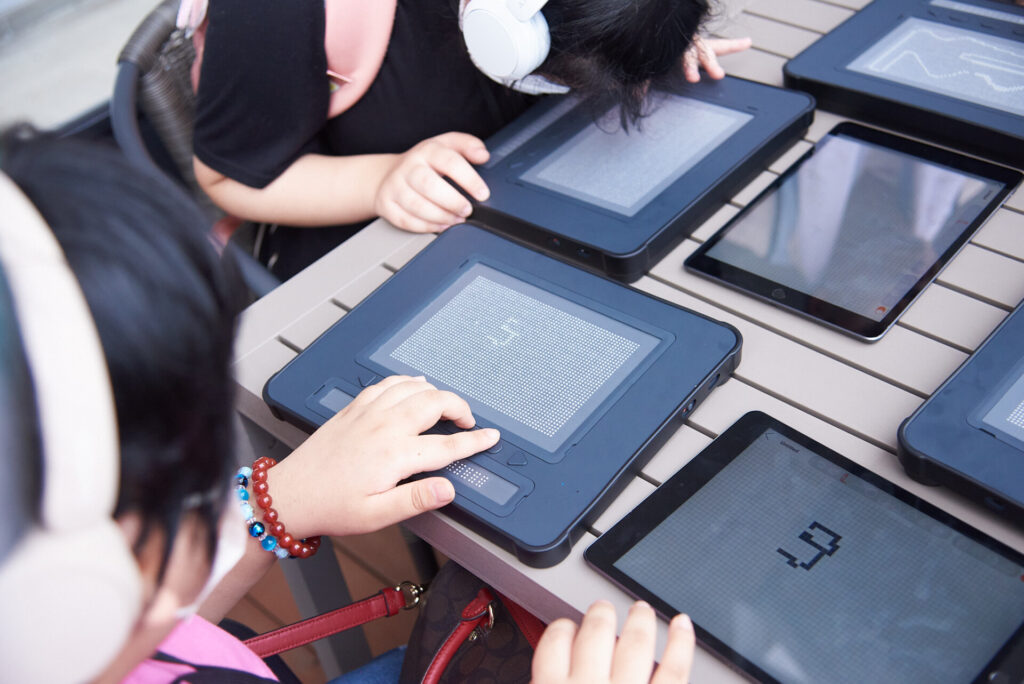 iPadとDot Padを併用する学生