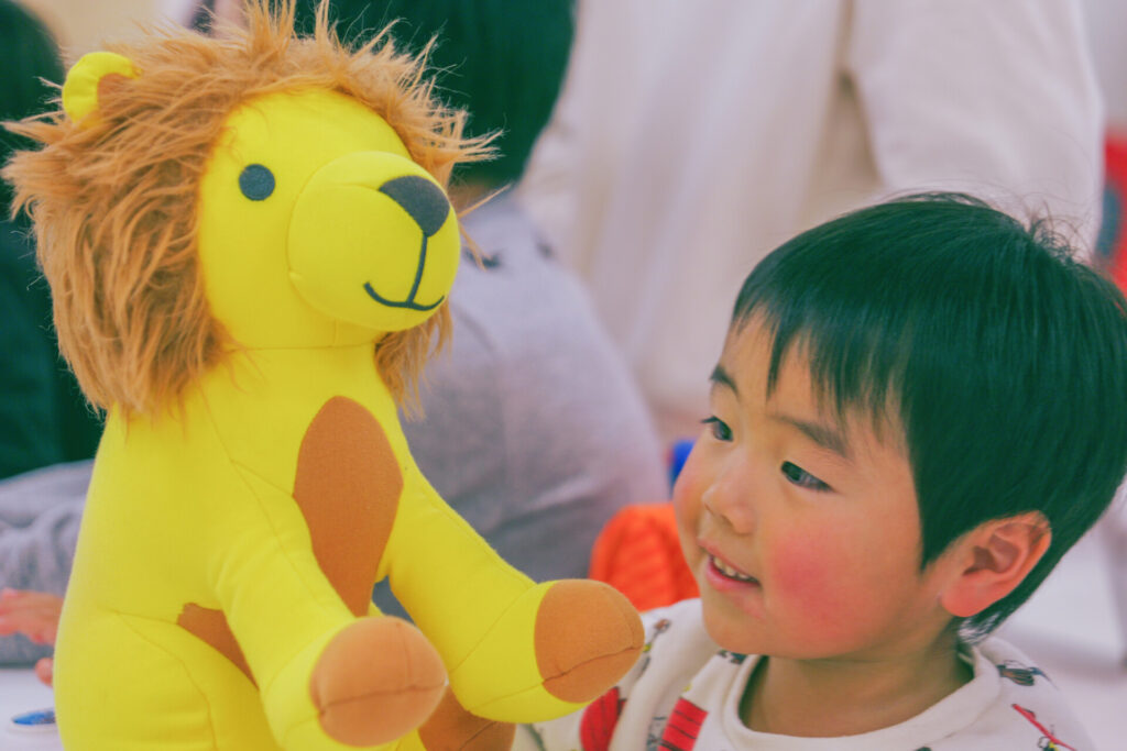 黄色いライオンのぬいぐるみ（Yogiboメイト）と男の子