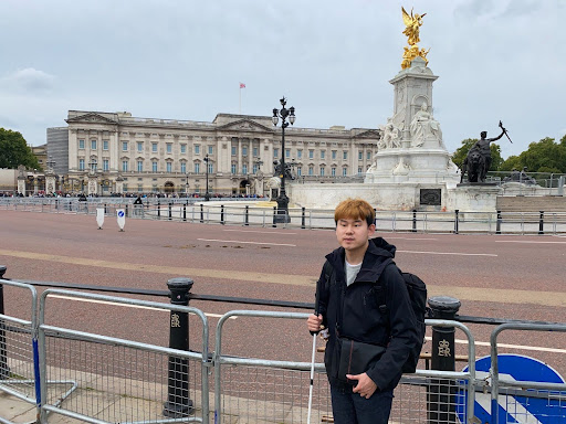 Mashiro in front of Buckingham Palace