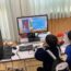 アクセシビリティに配慮したコントローラーでパズルゲームをプレイする子ども