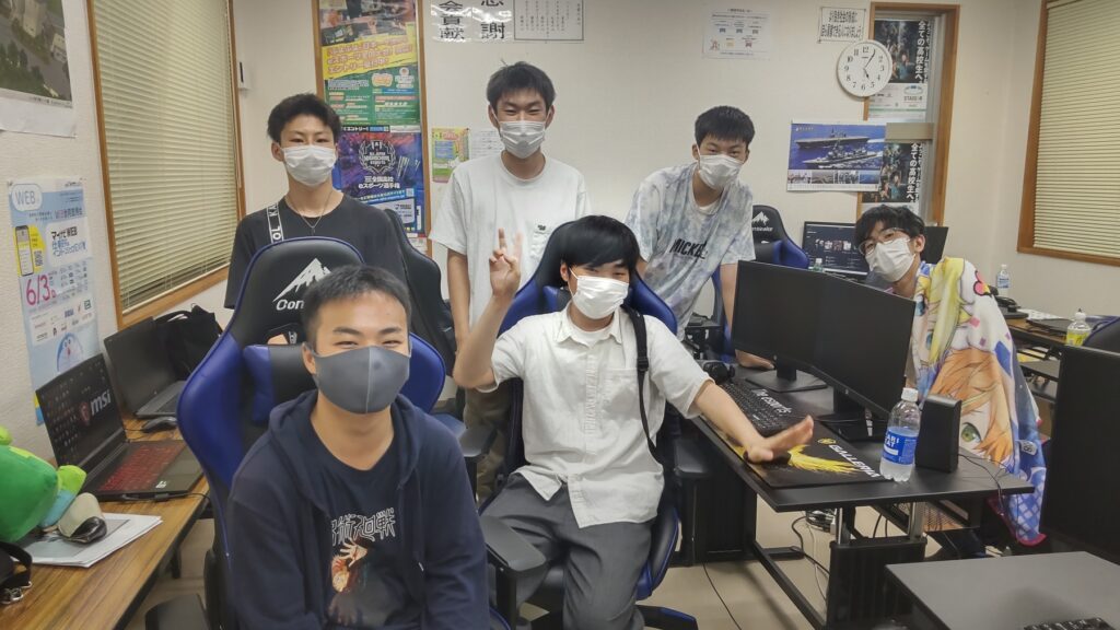 マスクをした部員7人がカメラ目線で写っている。