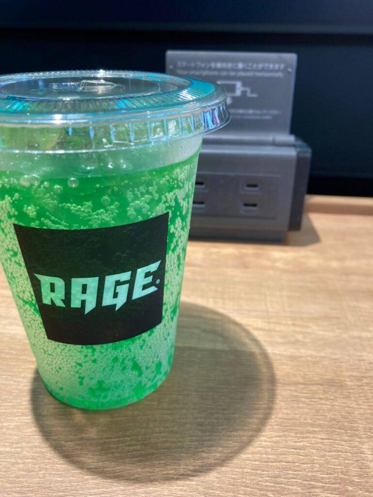 「Café&Bar RAGE ST」のコールドドリンクと充電用のコンセントの写真