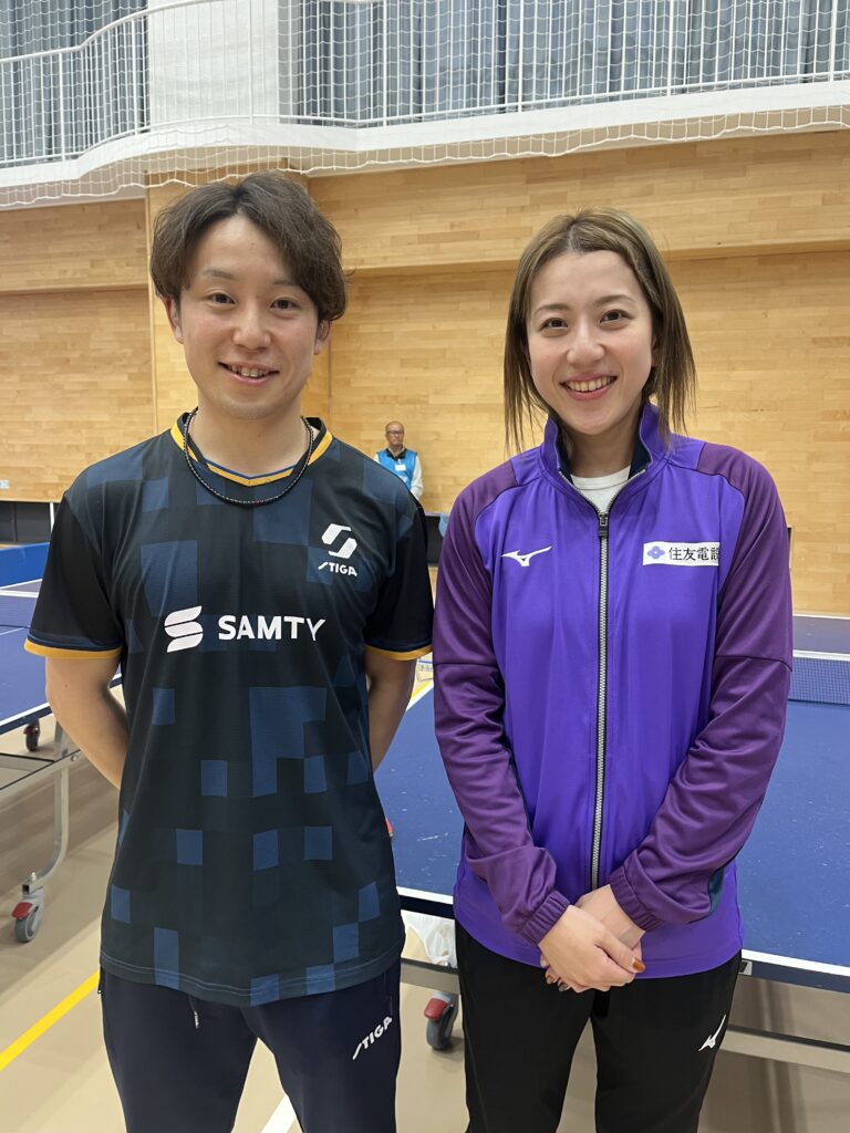 現役のデフリンピック卓球選手である亀澤理穂選手と亀澤史憲選手のツーショット写真
