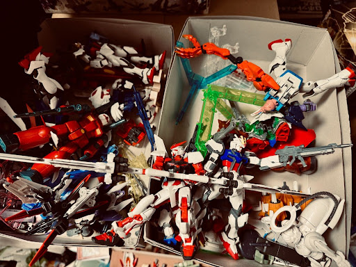 弟が作ったガンプラがたくさん箱に入っている様子。