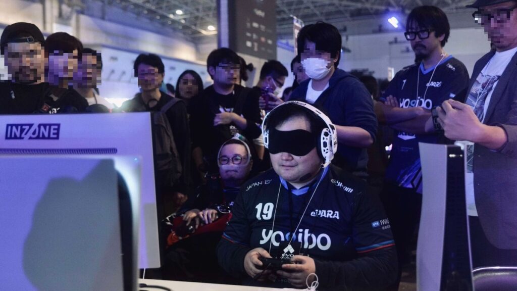ヘッドホンとアイマスクを着けてゲームをプレイするなおや