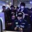 ヘッドホンとアイマスクを着けてゲームをプレイするなおや