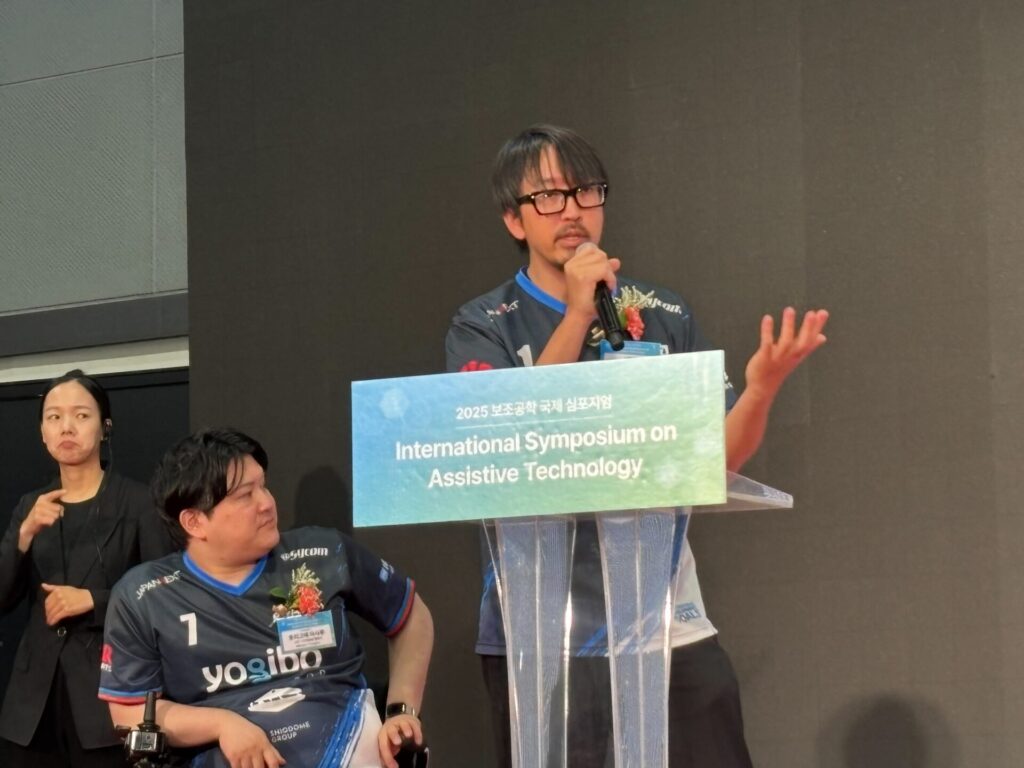 韓国のイベントで登壇し話しているイーパラ代表の加藤