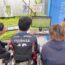 イーパラユナイテッドのメンバーとイベント参加者が一緒にサッカーゲームをプレイする様子