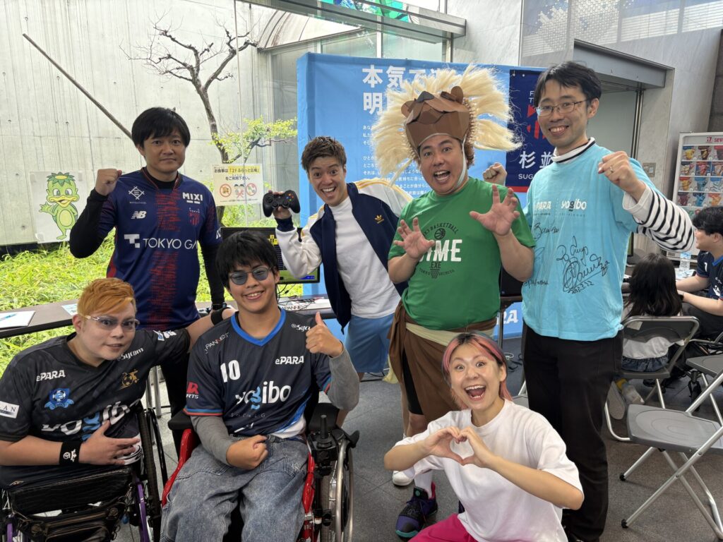 大西ライオンさん、EverybodyのタクトOK!!さん・かわなみchoy?さん・車椅子eサッカーチームの羽飛・神威龍牙・FC東京スタッフ・ePARAスタッフが一緒に記念撮影。