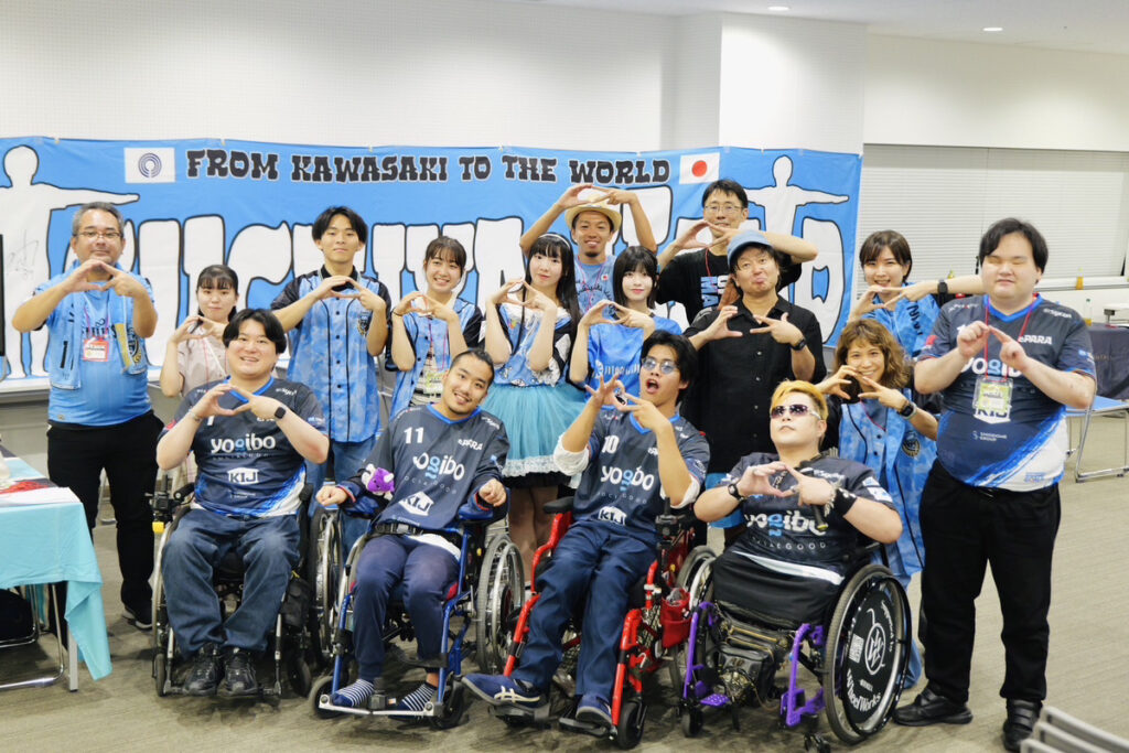 川崎フロンターレのサポーター、アイドルグループMARUKADO、ePARAメンバーの集合写真
