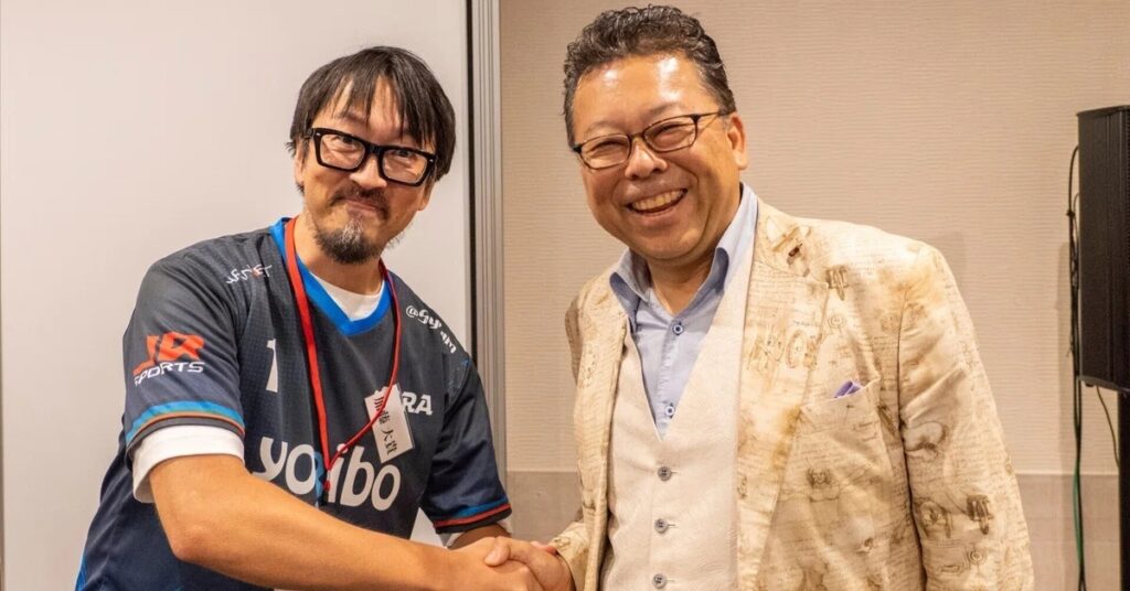 樺沢紫苑先生とイーパラ代表の加藤が笑顔で握手する様子