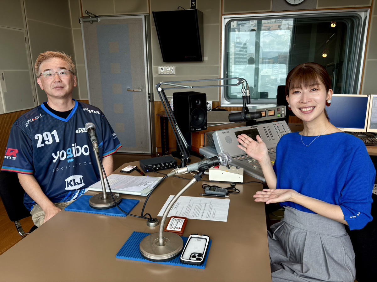 FM福井のパーソナリティ松田直子さんと、レーシングフォルティアのいちほまれ選手