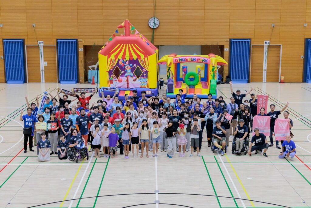 体育館の中で撮影した数十人の集合写真