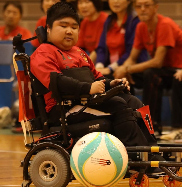車椅子に乗り、車椅子サッカーをしている中山 還の写真