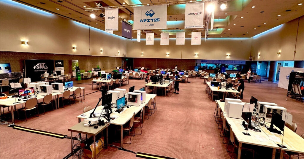 多数の机とゲーミングPCが並べられたハチエフ25の会場