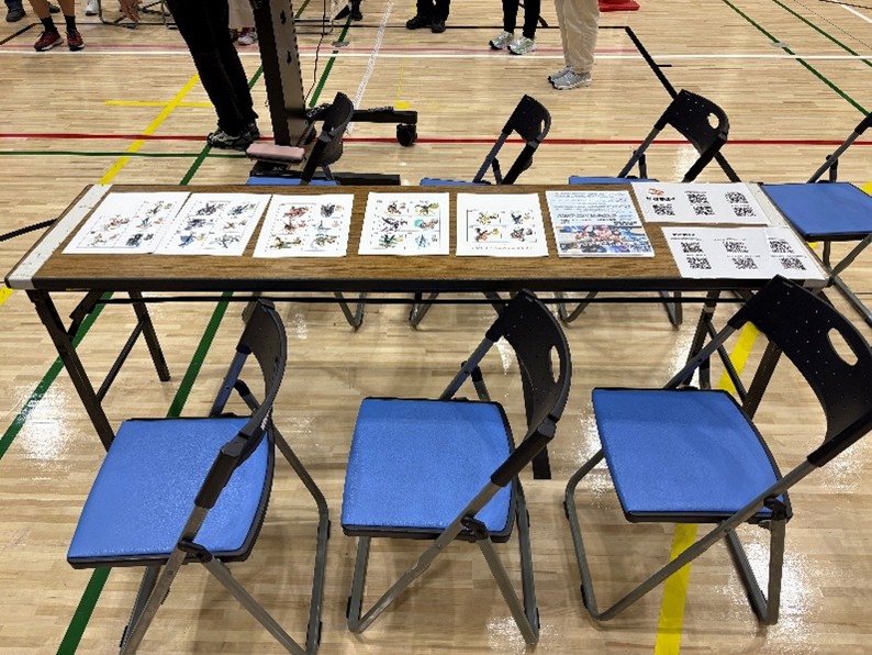 机の上にキャラクター一覧の紙が数枚並べられている