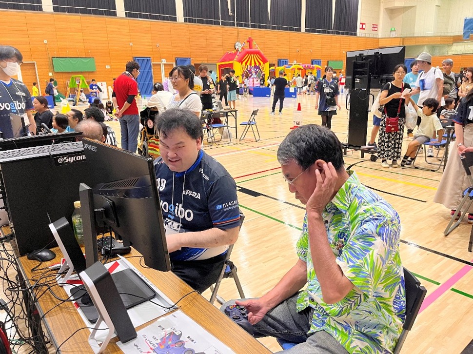 並んでゲームをプレイする河野太郎氏と直也