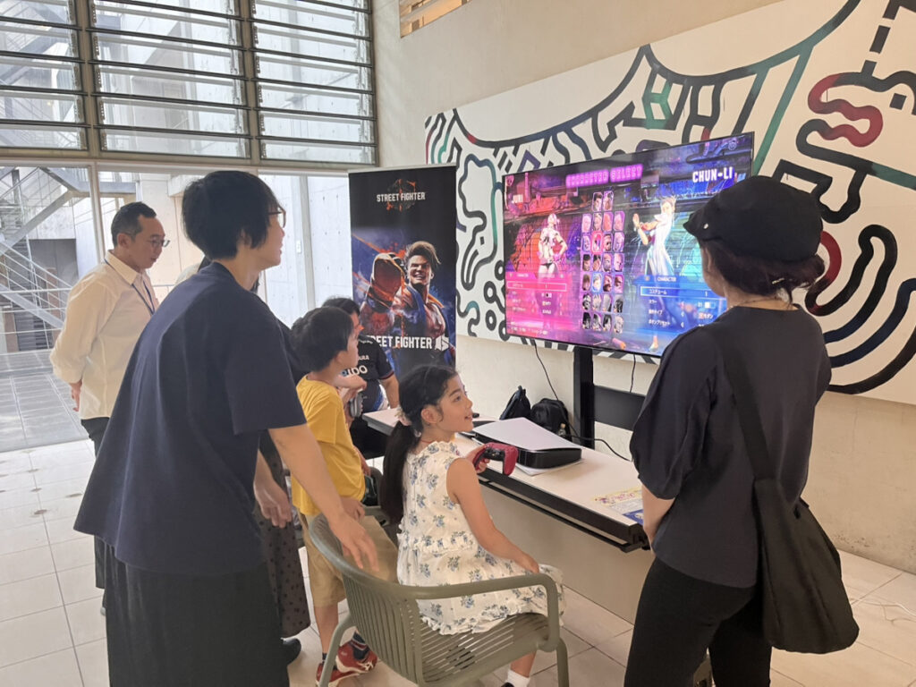 イベント参加者が大画面でファイター6をプレイしている様子