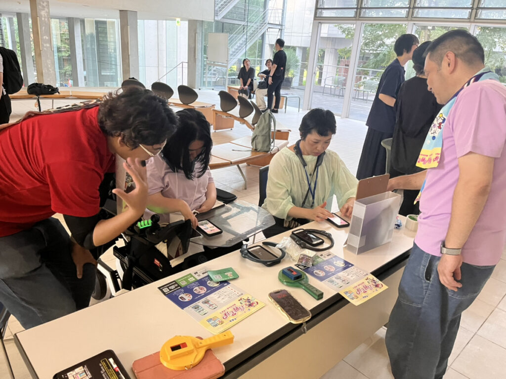 スマートフォンでゲームをプレイしている様子