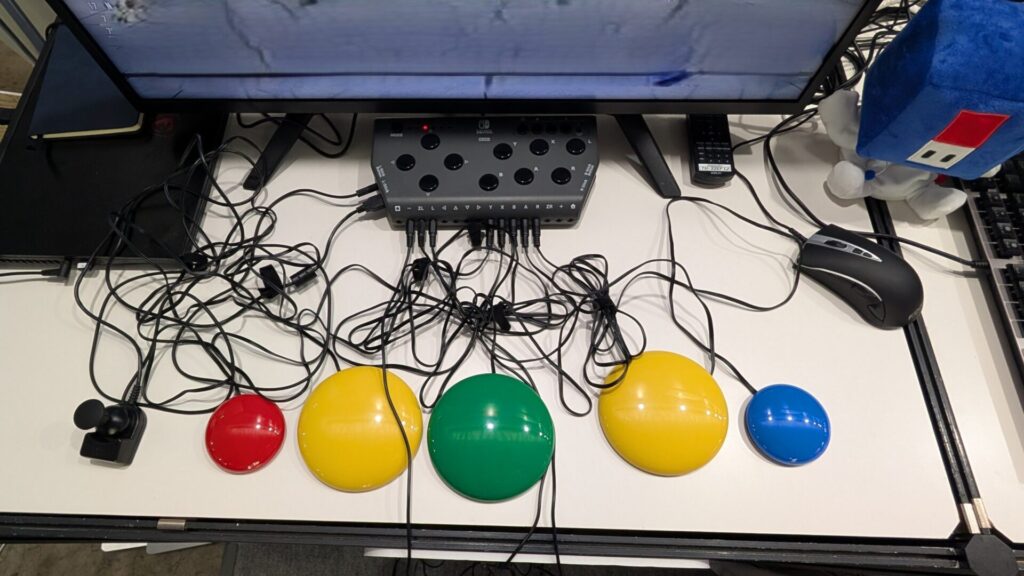 フレックスコントローラーに外部スイッチが接続されている様子