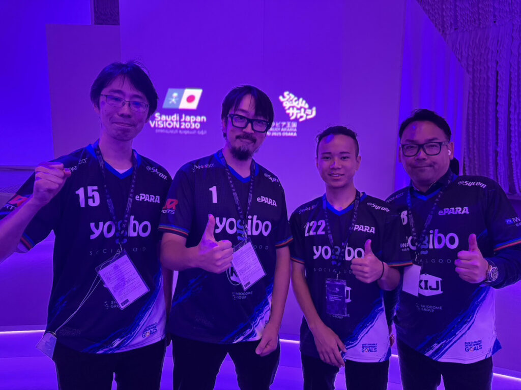 フォルティアのユニフォームを着てポーズを取る4人の男性