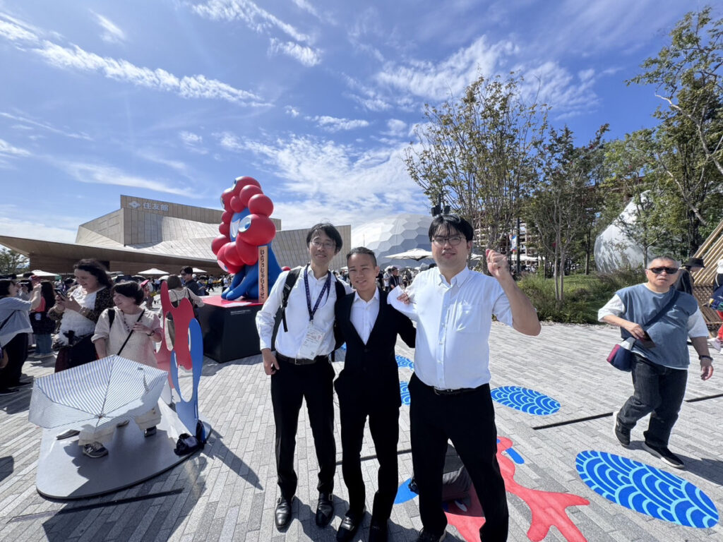 並んで肩を組むきおさん、石水選手、細貝