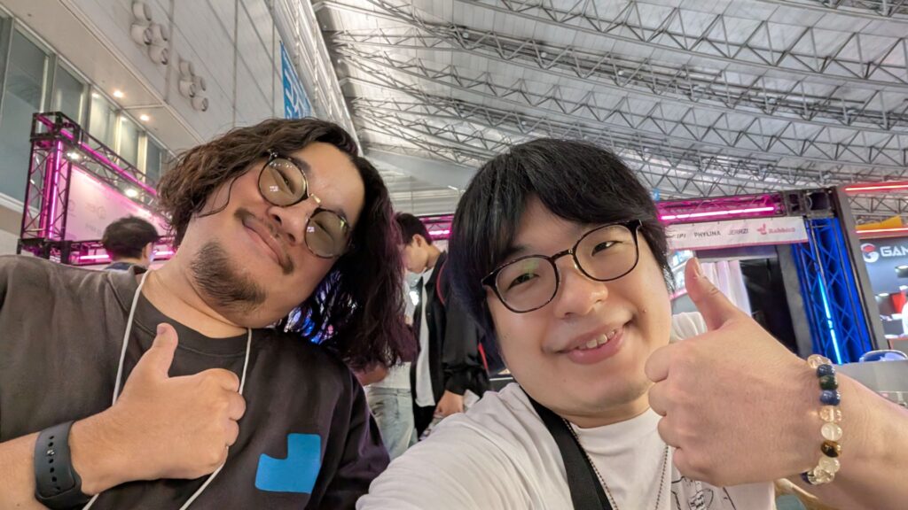テクノツール株式会社の広報干場慎也氏とGreenBirdのツーショット写真。二人とも笑顔でグッドサインをしている。