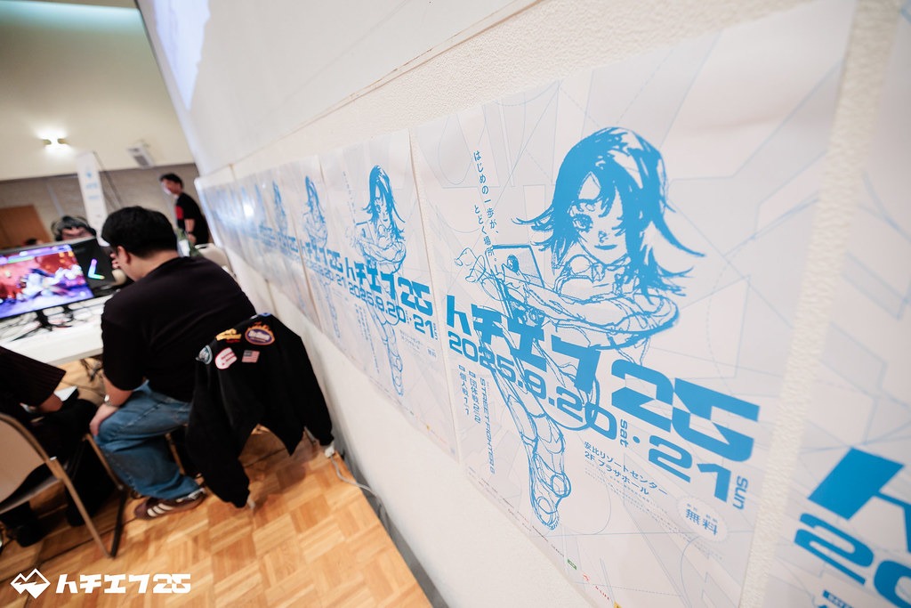 会場の壁にポスターが並べて貼ってある様子