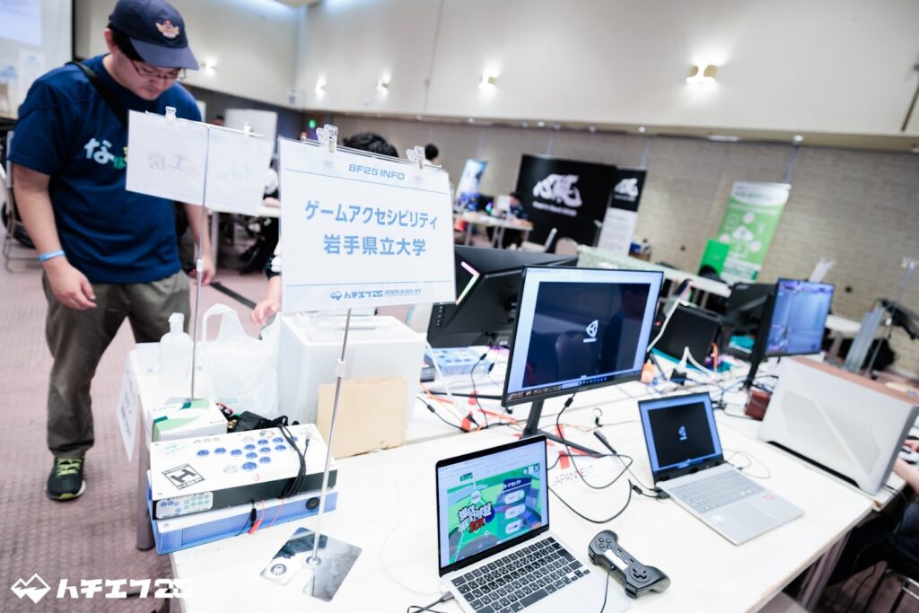 ノートPCやモニター、アクセシビリティコントローラーなどが置かれたブースの様子。