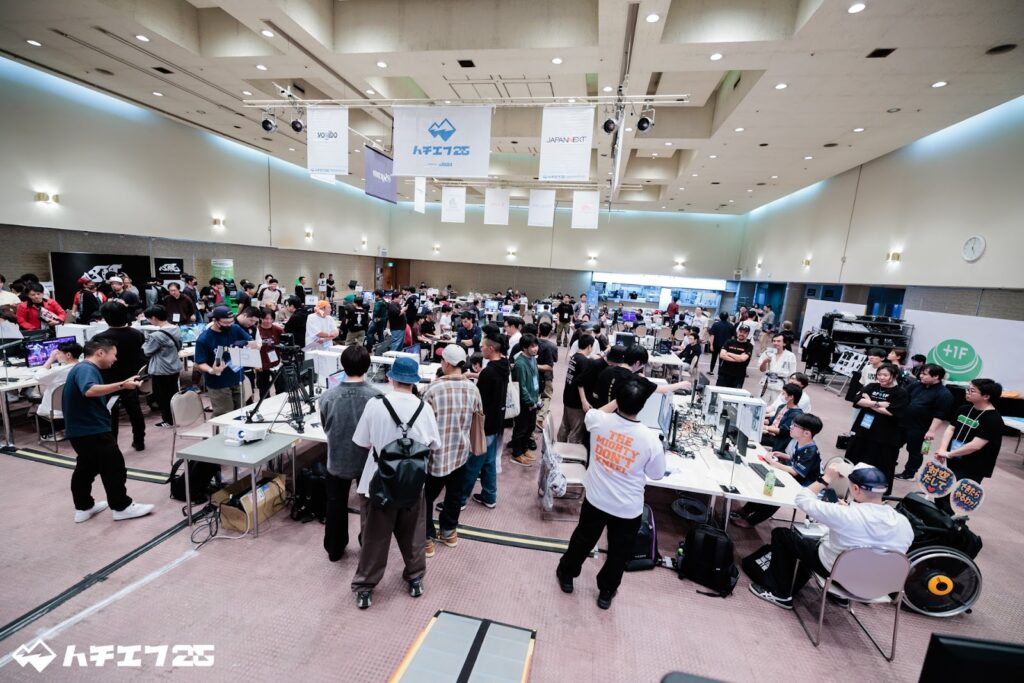 会場を引いて撮った写真。多くの人でにぎわっている。