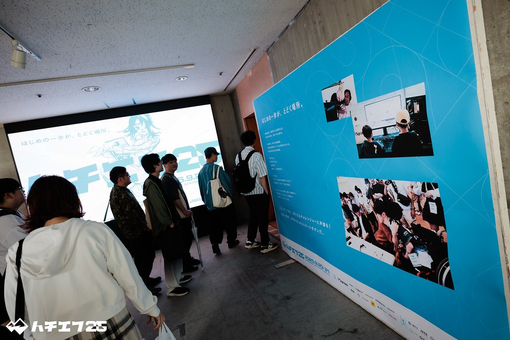 廊下に置かれたハチエフへの思いが書かれたパネルと、その前に並ぶ参加者の列