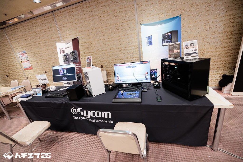 サイコム社のゲーミングPCを試すことのできるブースの写真