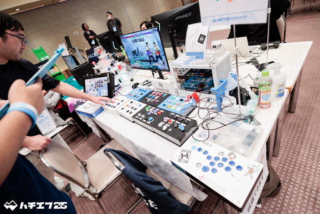 カラフルなボタンがたくさん付いたボックスタイプのコントローラーが所せましと置かれている