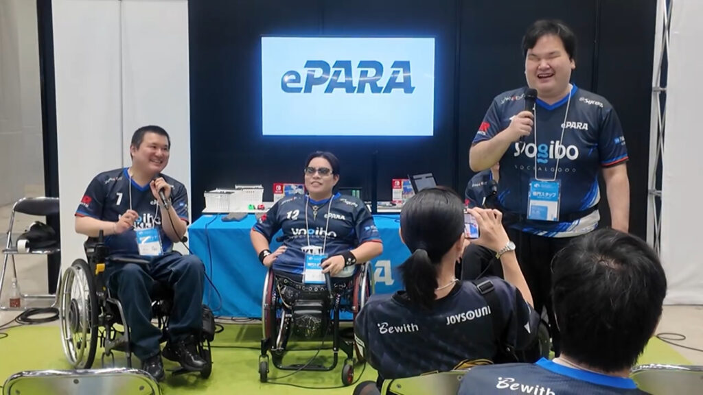 NAOYAさんがマイクを持って発表する様子