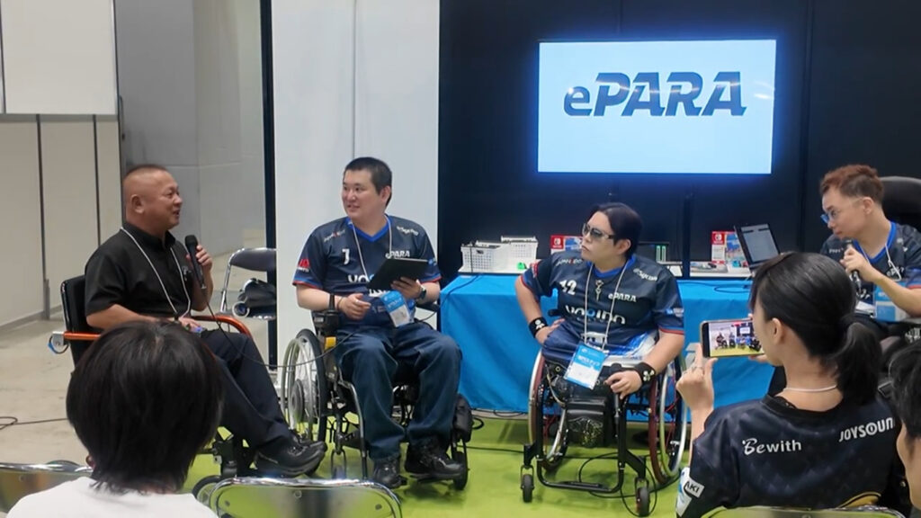 車椅子に乗ったまま性能について話す橋本氏の写真