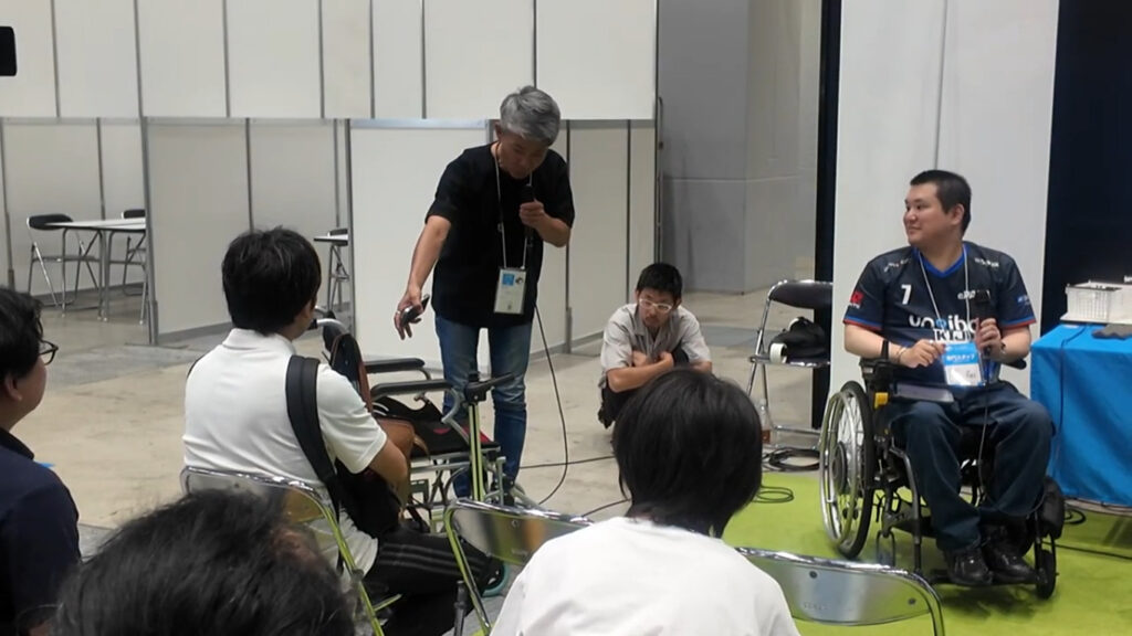 立ち上がり車椅子の性能を語っている樋口さんの写真