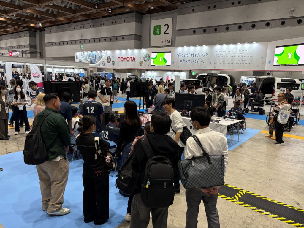 HCR2025のアクティブゾーンの写真。多くの人がゲームブースに集まっている。