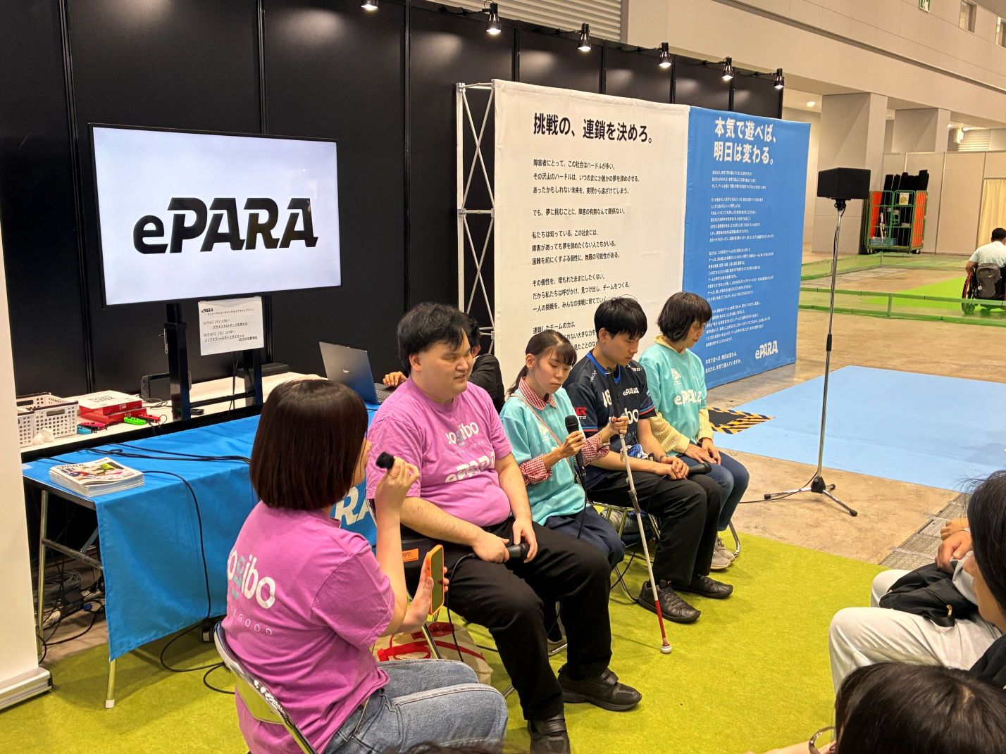 トークショーの登壇者の様子