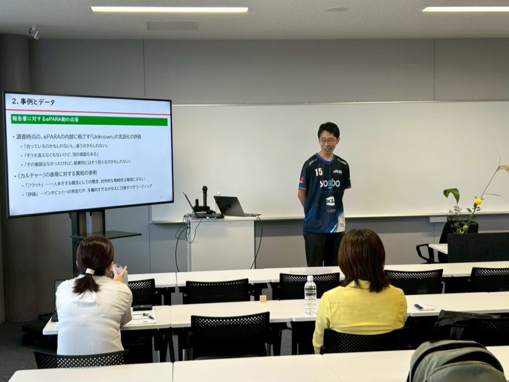 教室の前に立って発表する細貝