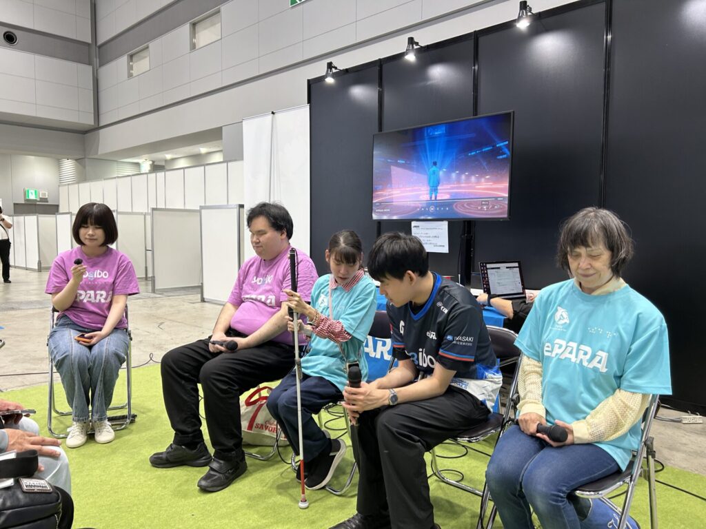 トークショーの登壇者の様子。