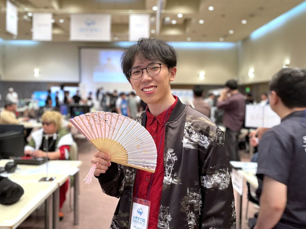 会場で扇子を広げ笑顔を向ける安室さん