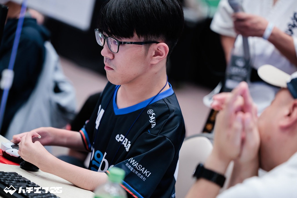 真剣な表情でプレイするだいじろうさんの横顔