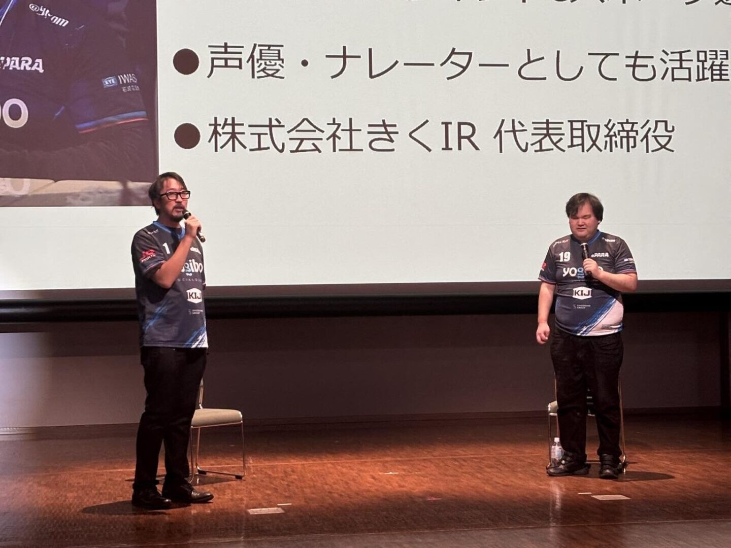 ステージ上に立ちマイクを持って話す加藤と北村