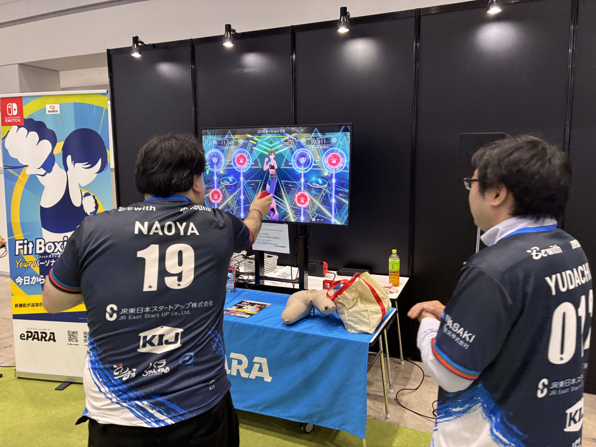 NAOYAと夕立Pが会場でプレイする様子